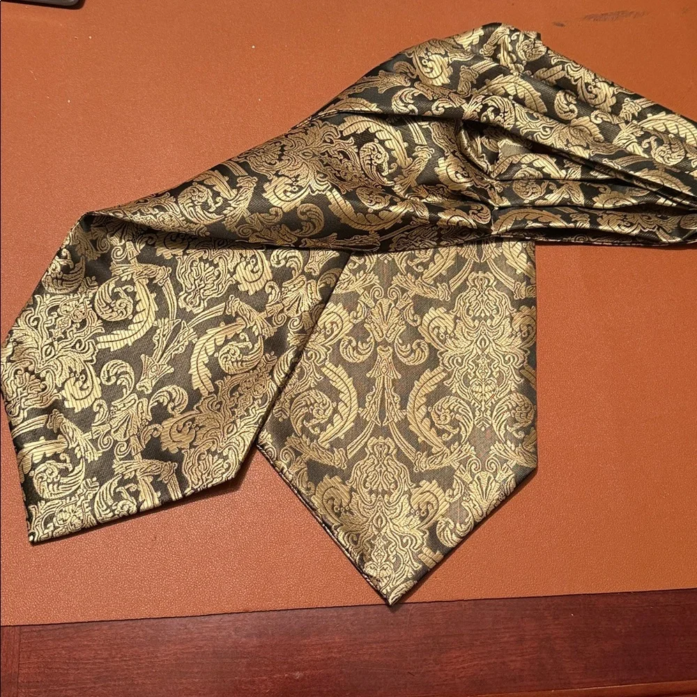 Elegant Gold Patterned Ascot Cravat